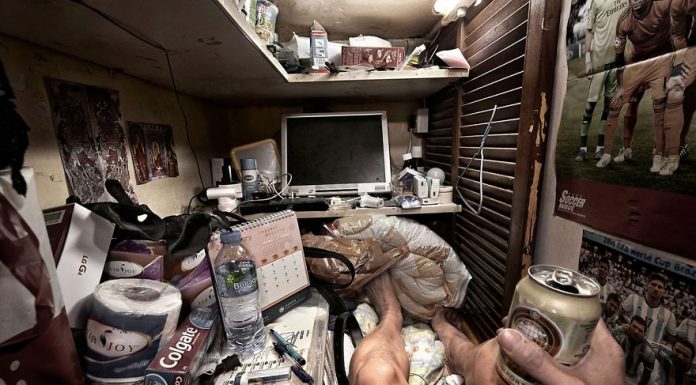 10+ Shocking Photos Reveal What It’s Like To Live In Hong Kong’s ‘Coffin Cubicles’